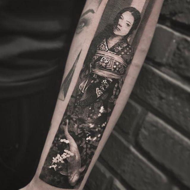 纹身大腿艺妓 男生手臂上黑色的艺妓纹身图片