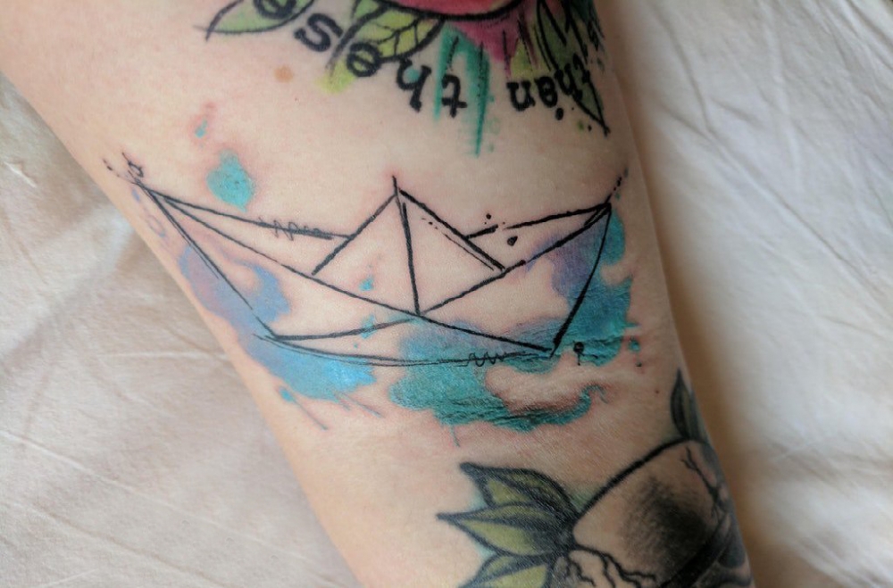 纹身小帆船 男生小腿上水彩帆船纹身图片