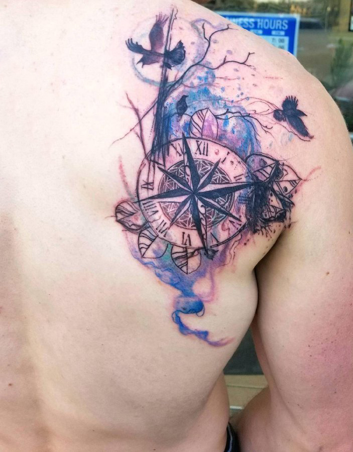 纹身指南针 男生后背上彩色的指南针纹身图片