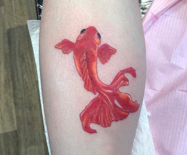 小金鱼纹身 女生小腿上彩色的金鱼纹身图片