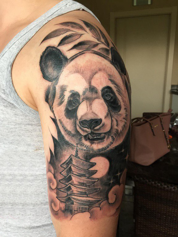 熊猫纹身图 男生大臂上黑色的熊猫纹身图片