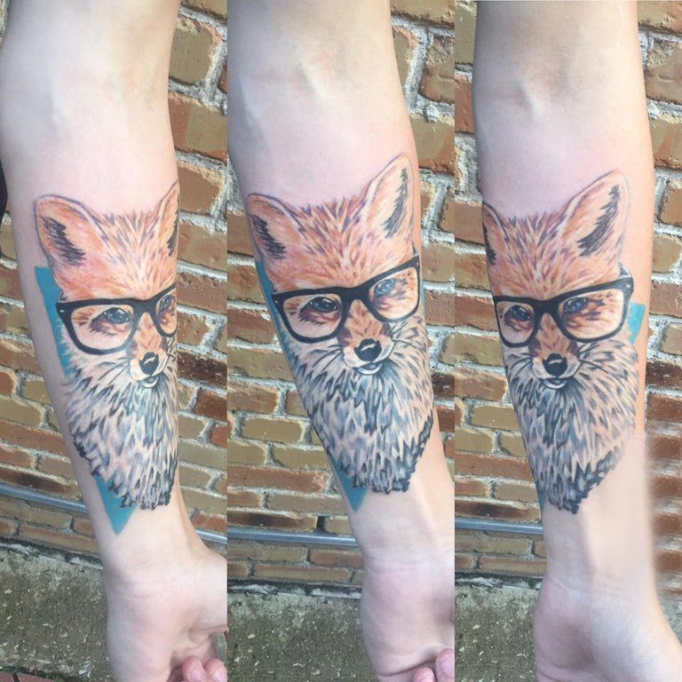 百乐动物纹身 男生手臂上彩色的狐狸纹身图片