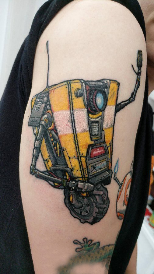 机器人纹身 男生大臂上彩色的机器人纹身图片