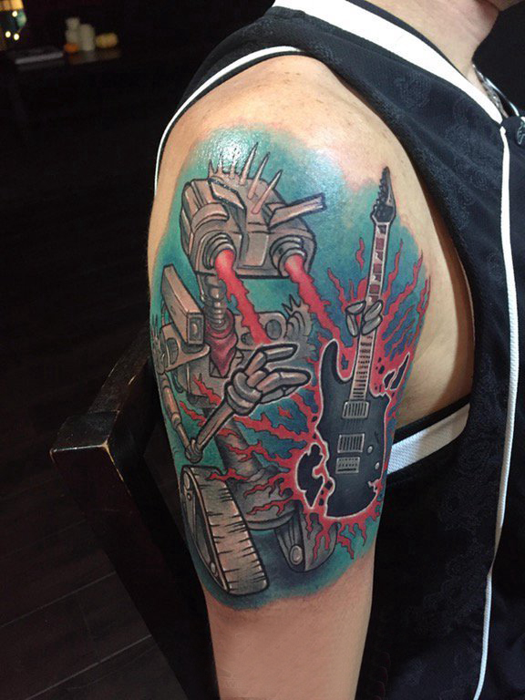 机器人纹身 男生大臂上吉他和机器人纹身图片