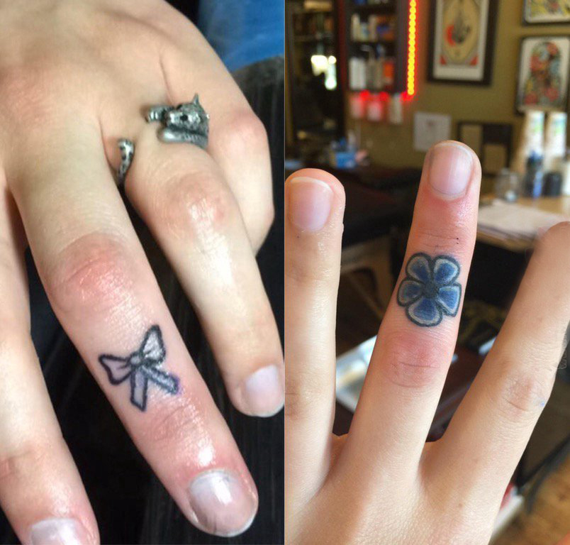 简约手指纹身 女生手指上花朵和蝴蝶结纹身图片
