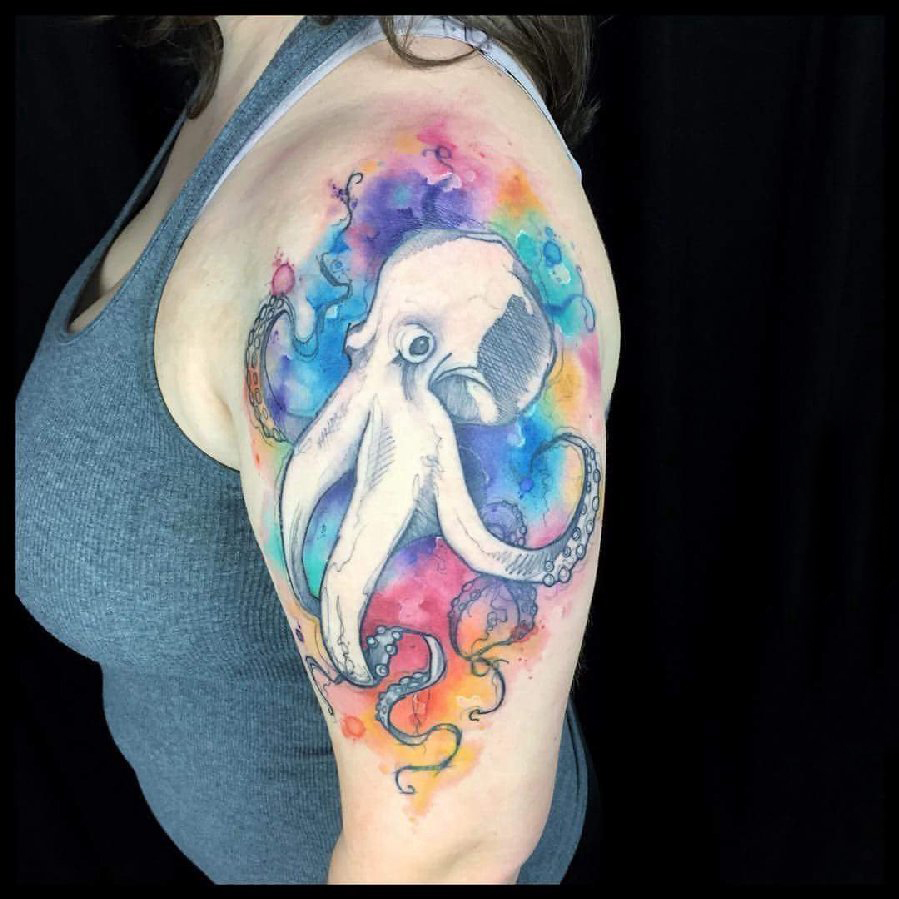 大臂纹身图 女生大臂上彩色的章鱼纹身图片