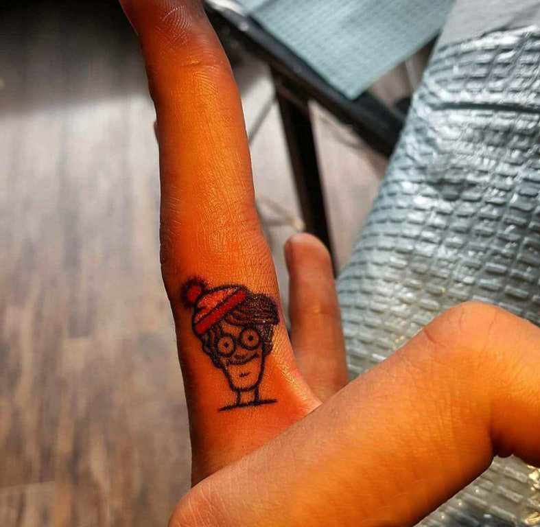 简约手指纹身 女生手指上彩色的卡通人物纹身图片