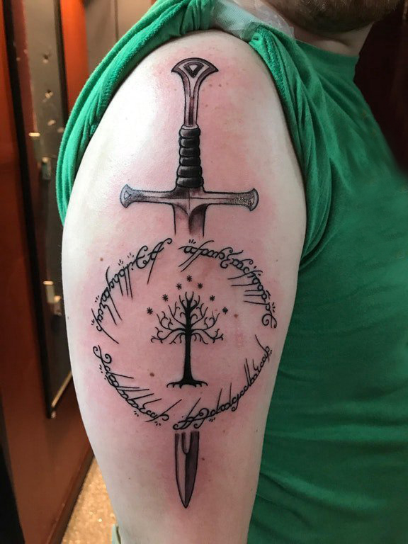 宝剑纹身 男生手臂上黑色的树和宝剑纹身图片