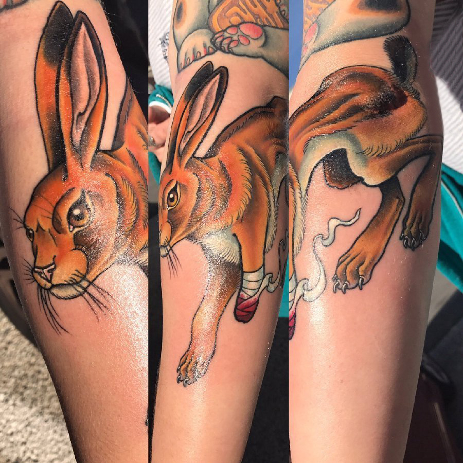 垂耳兔子纹身 女生手臂上彩色的兔子纹身图片
