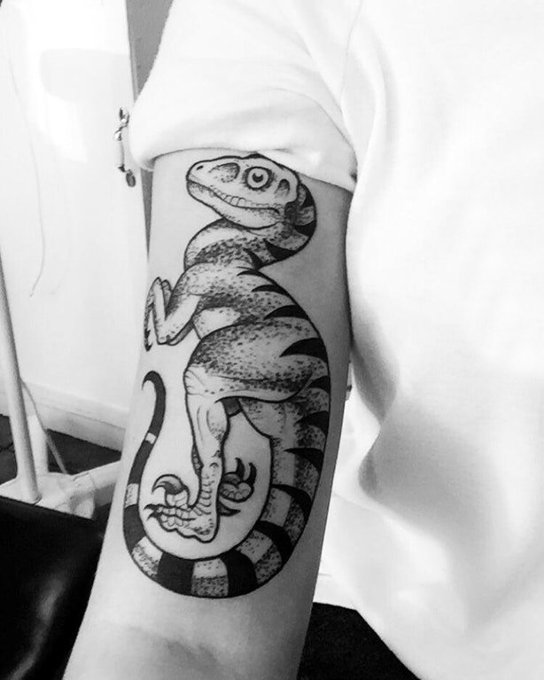 德国恐龙纹身 男生手臂上黑色的恐龙纹身图片