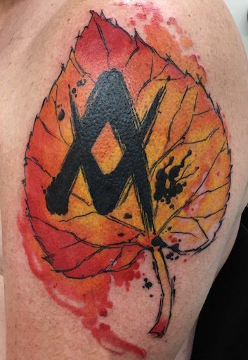 枫叶纹身图 男生大臂上彩色的枫叶纹身图片