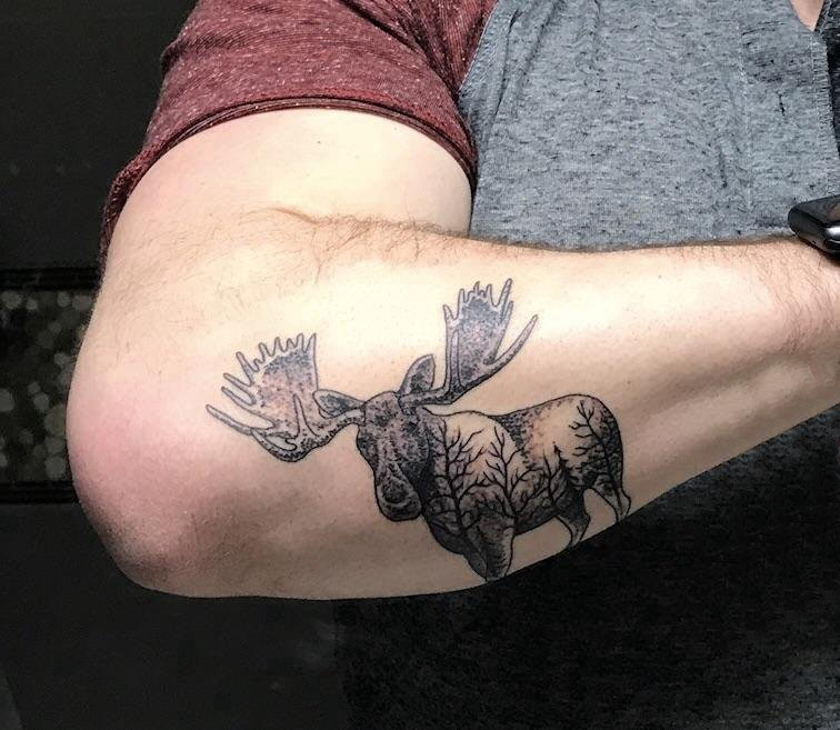 麋鹿纹身图案男 男生手臂上黑色的麋鹿纹身图片