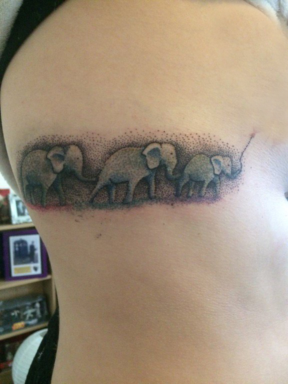 侧腰纹身图 女生侧腰上黑色的大象纹身图片
