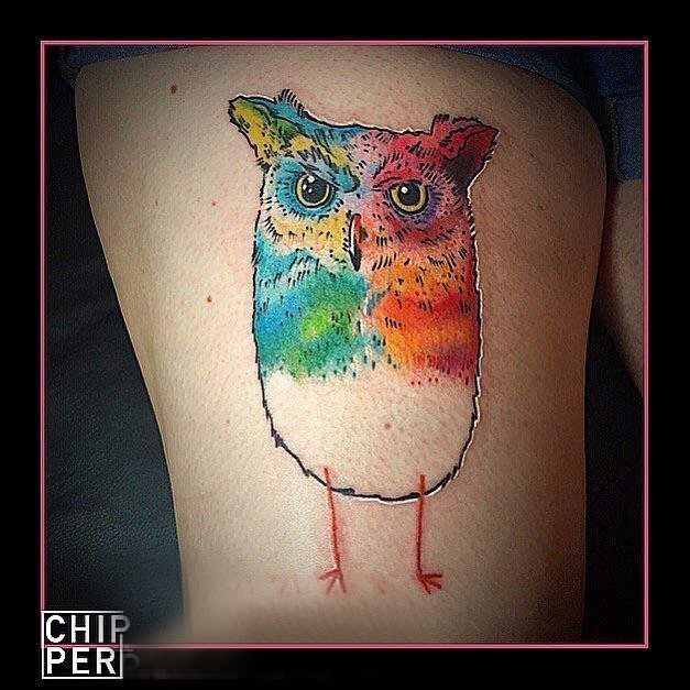 大腿纹身传统 女生大腿上彩色的猫头鹰纹身图片