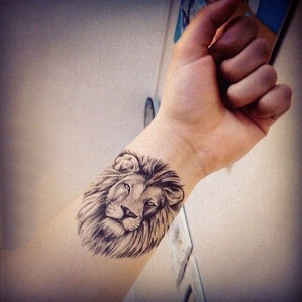 女生纹身手腕 女生手腕上黑色的狮子纹身图片