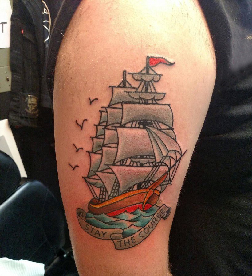 大臂纹身图 男生大臂上彩色的帆船纹身图片