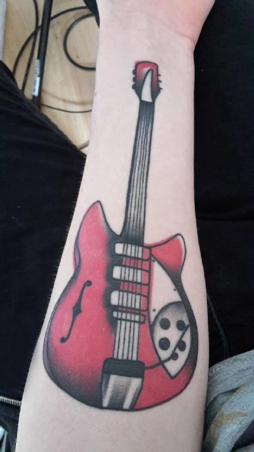 电吉他纹身 女生手腕上彩色的吉他纹身图片