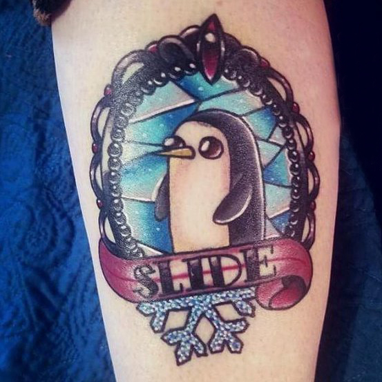 企鹅纹身图 女生小腿上彩色的企鹅纹身图片