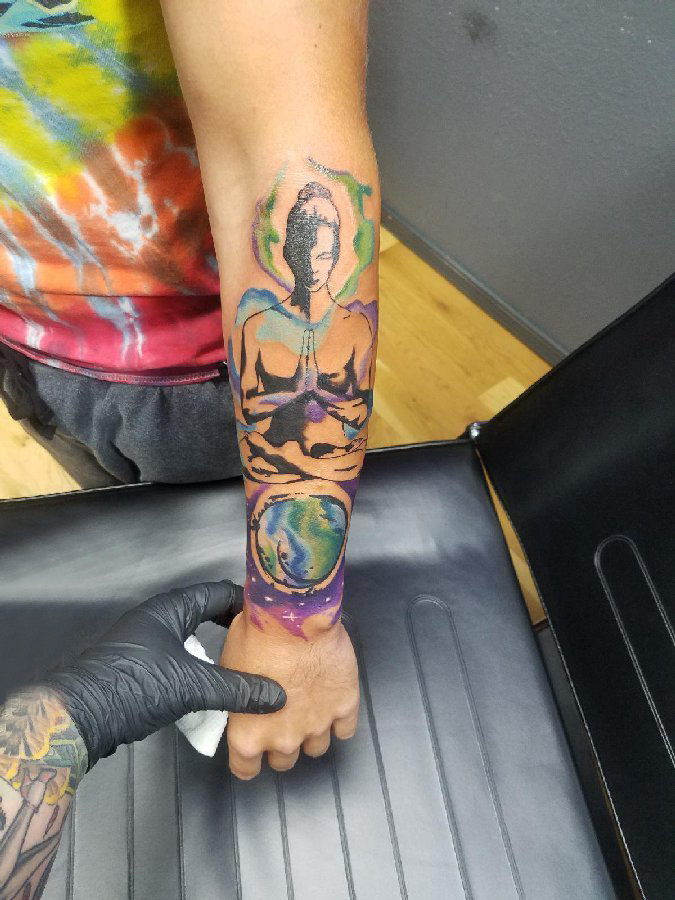 人物肖像纹身 男生手臂上地球和人物肖像纹身图片