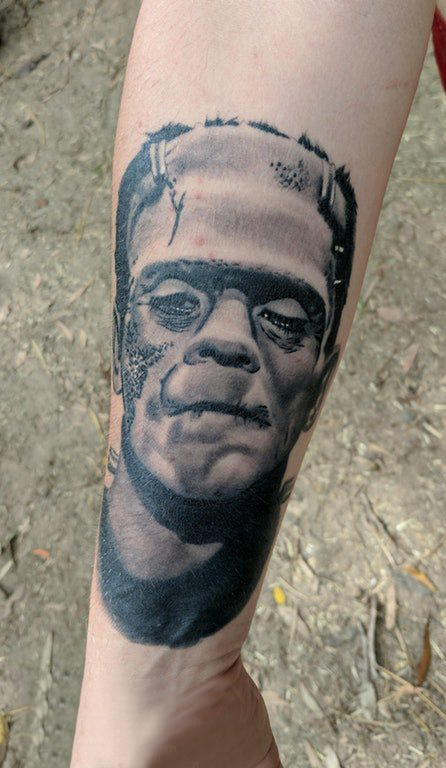 人物肖像纹身 男生手臂上写实人物肖像纹身图片