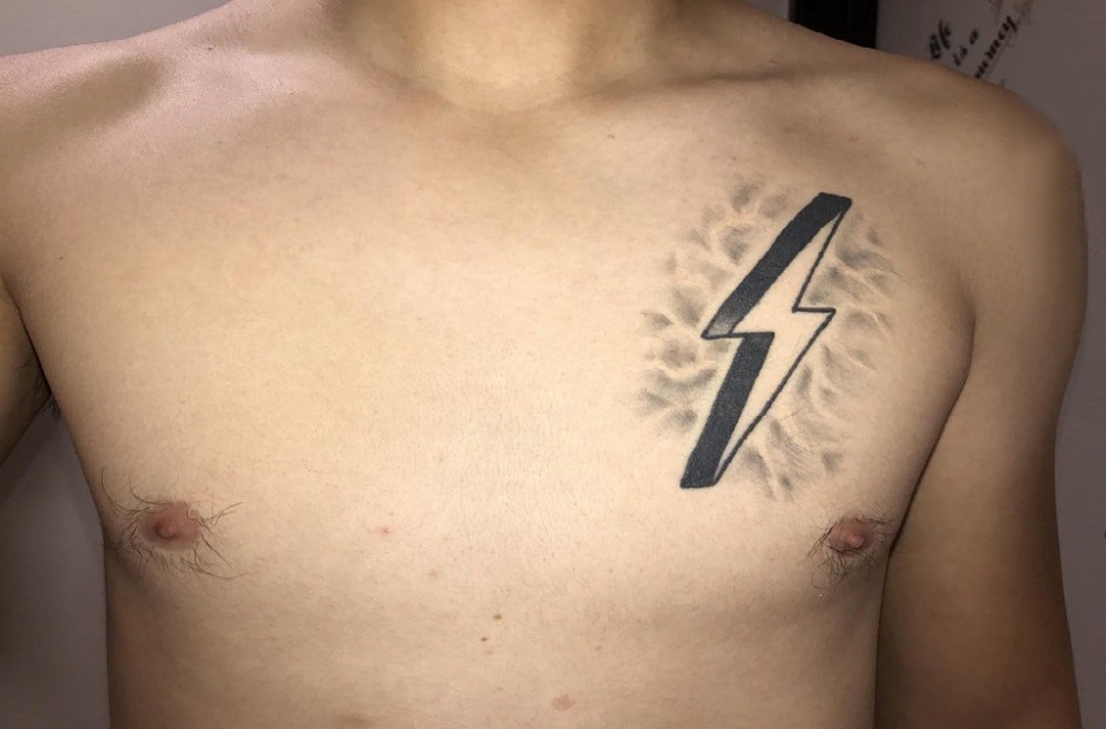 霸气的闪电纹身 男生胸部黑色的闪电纹身图片