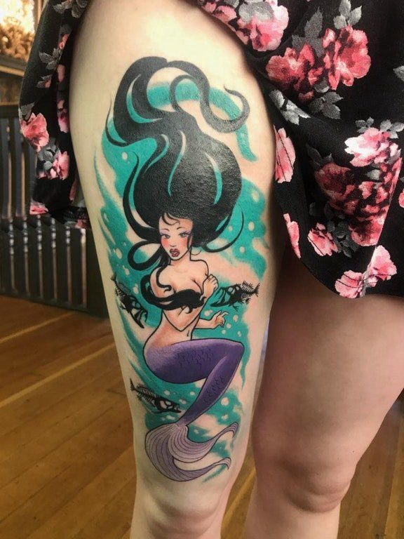 大腿纹身传统  女生大腿上彩绘的美人鱼纹身图片