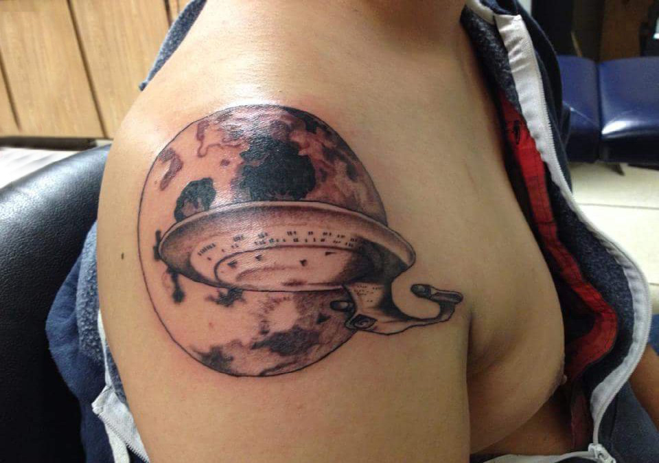 地球纹身图案 男生手臂上地球纹身图案