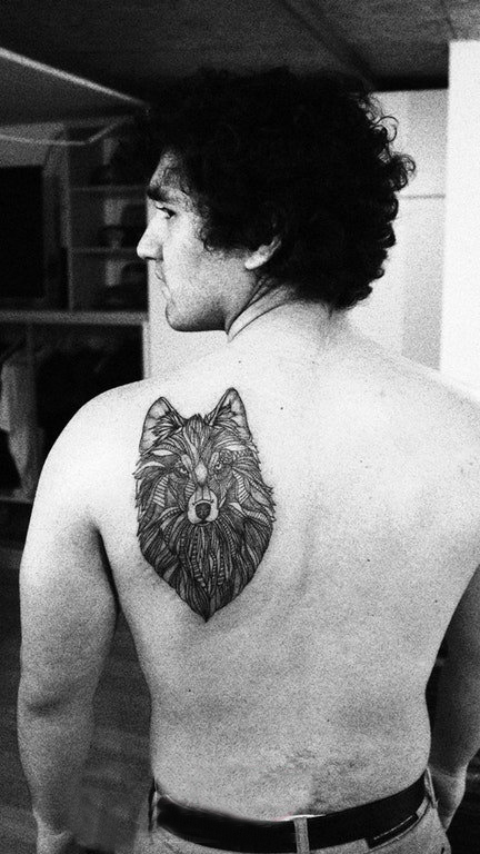 后背纹身男 男生后背上黑色的狼头纹身图片