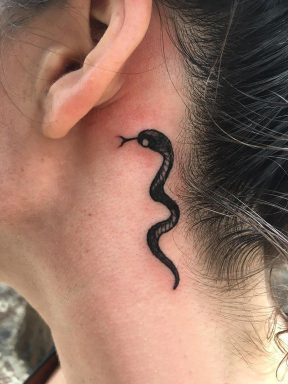 后颈部纹身 女生颈后黑色的蛇纹身图片