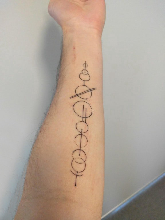 几何元素纹身 男生手臂上简单的几何纹身图片