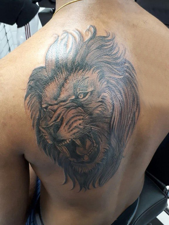 肩膀简约纹身 男生后肩上黑色的狮子纹身图片