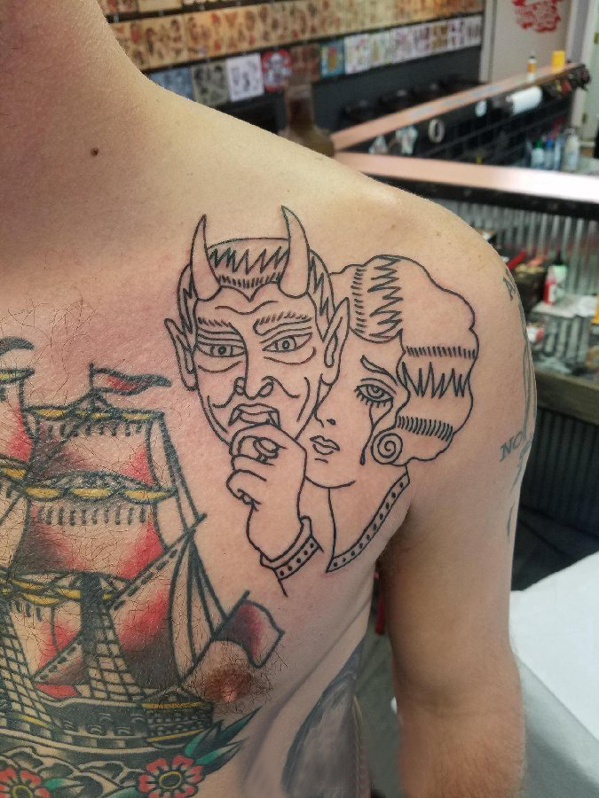 肩膀简约纹身 男生肩部面具和人物肖像纹身图片