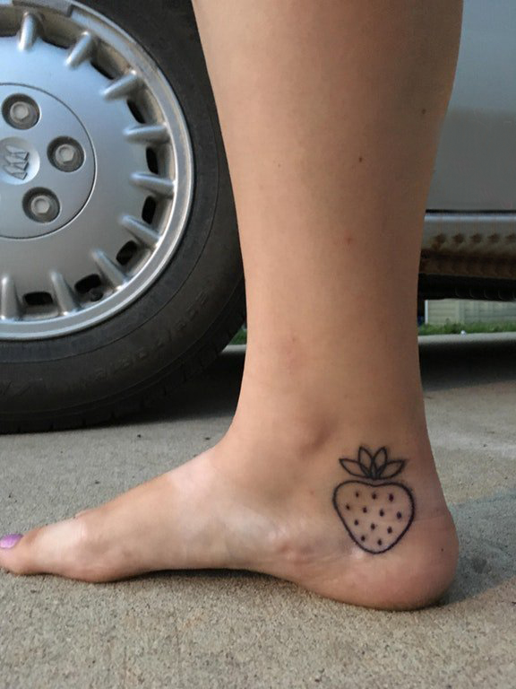 脚踝小清新纹身 女生脚踝上黑色的草莓纹身图片