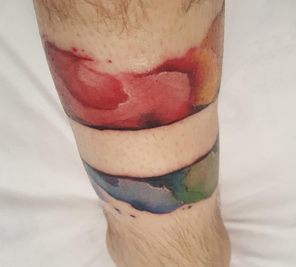 泼墨纹身素材 男生手臂上彩色的泼墨纹身图片