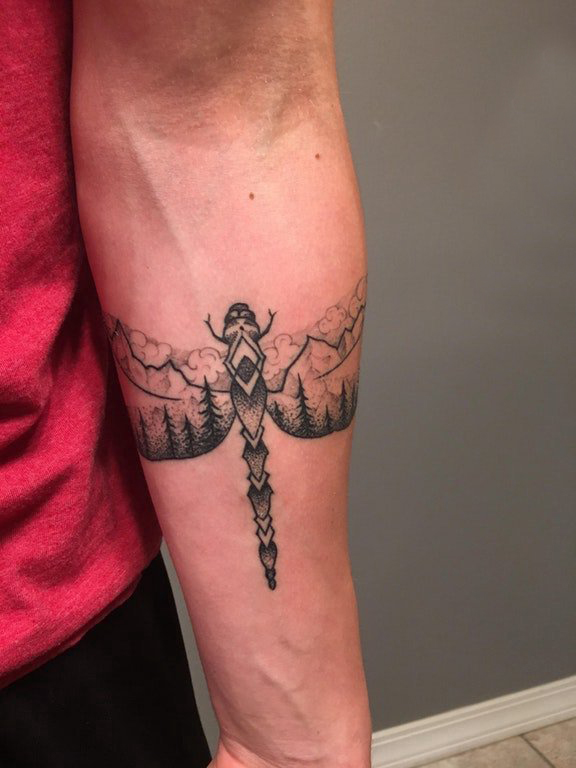 蜻蜓纹身图案 男生手臂上黑色的蜻蜓纹身图片