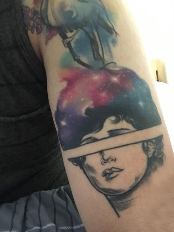 人物肖像纹身 男生手臂上星空和人物肖像纹身图片