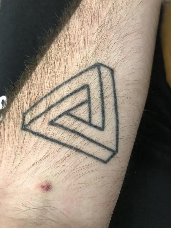 三角形纹身图 男生手臂上黑色的三角形纹身图片