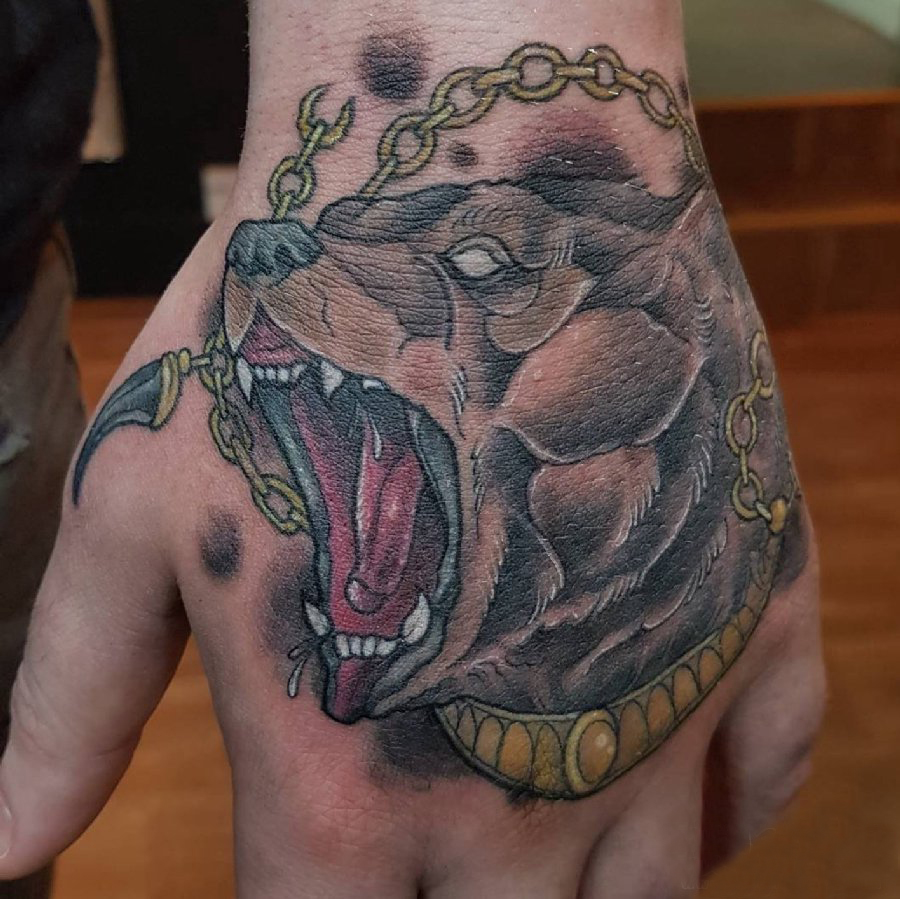 手背纹身 男生手背上动物熊纹身图片
