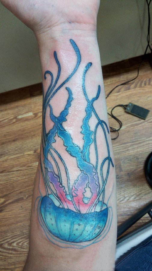 手臂纹身素材 男生手臂上彩色的水母纹身图片