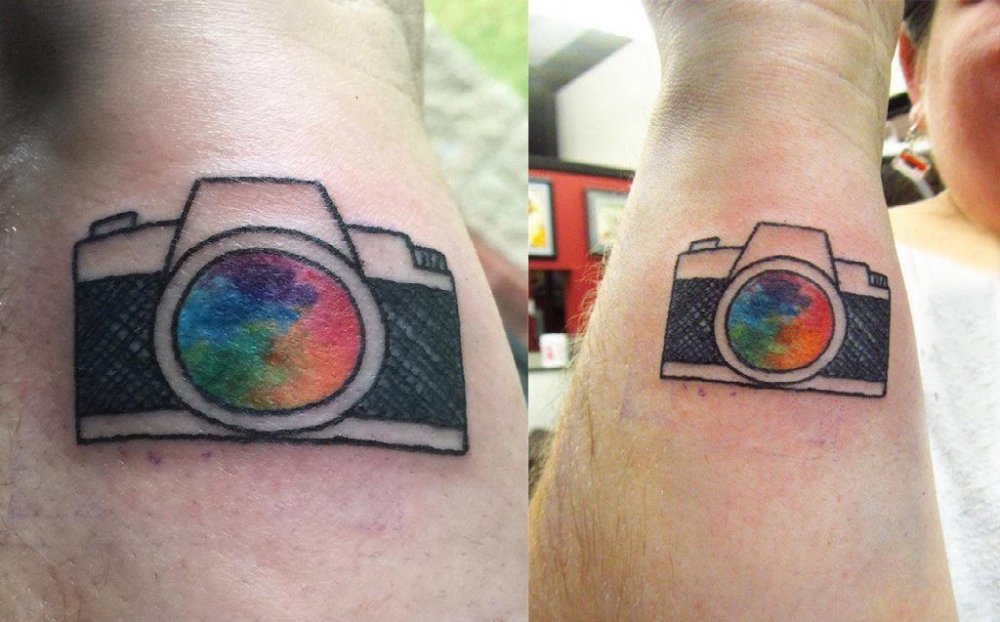手臂纹身素材 男生手臂上彩色的照相机纹身图片