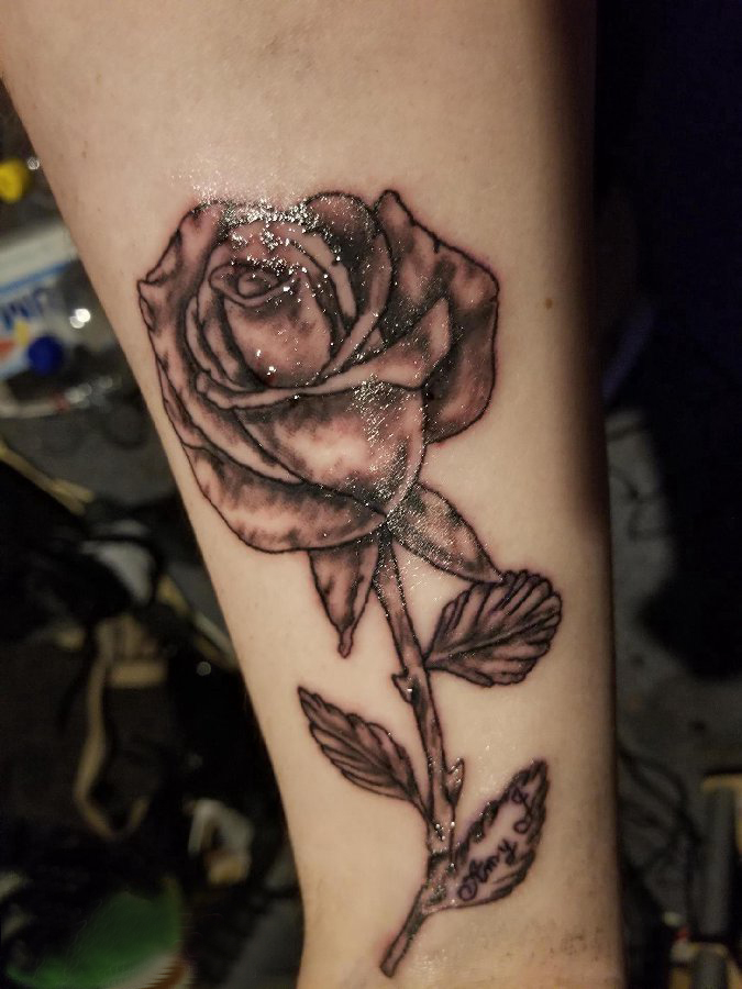 欧美玫瑰纹身 女生手臂上欧美玫瑰纹身图片