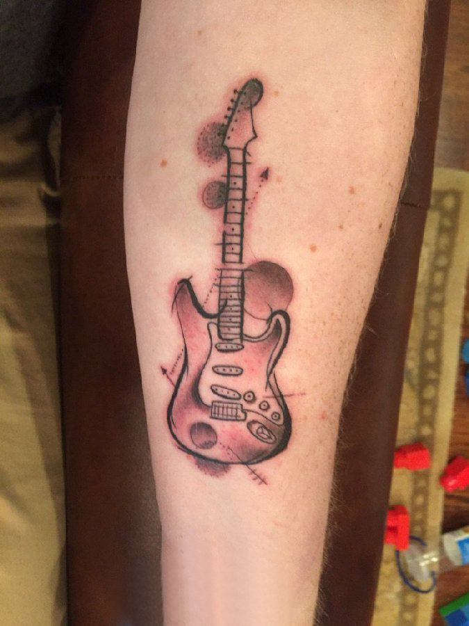 手臂纹身素材 男生手臂上黑灰的吉他纹身图片