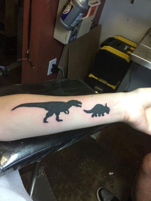 手臂纹身素材 男生手臂上黑色的恐龙纹身图片