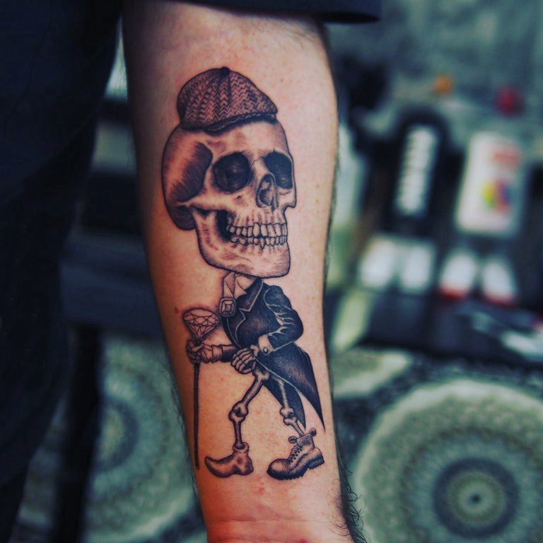 手臂纹身素材 男生手臂上黑色的骷髅纹身图片