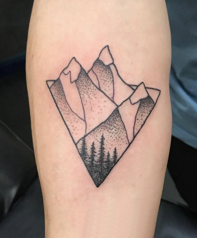 手臂纹身素材 男生手臂上黑色的山脉纹身图片