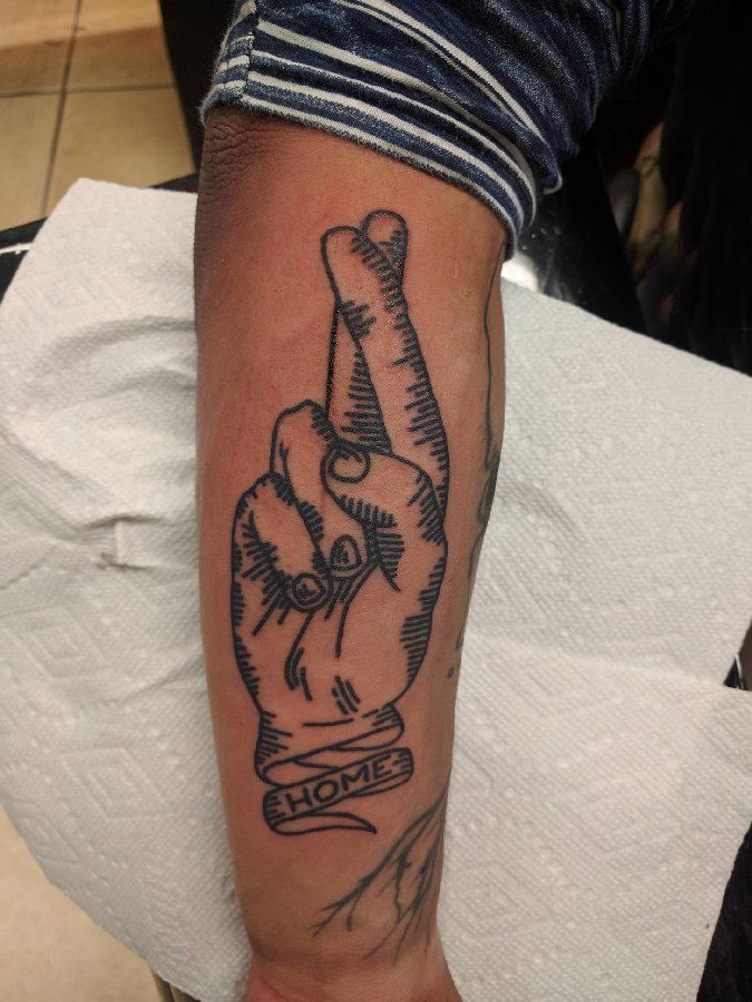 手臂纹身素材 男生手臂上黑色的手部纹身图片