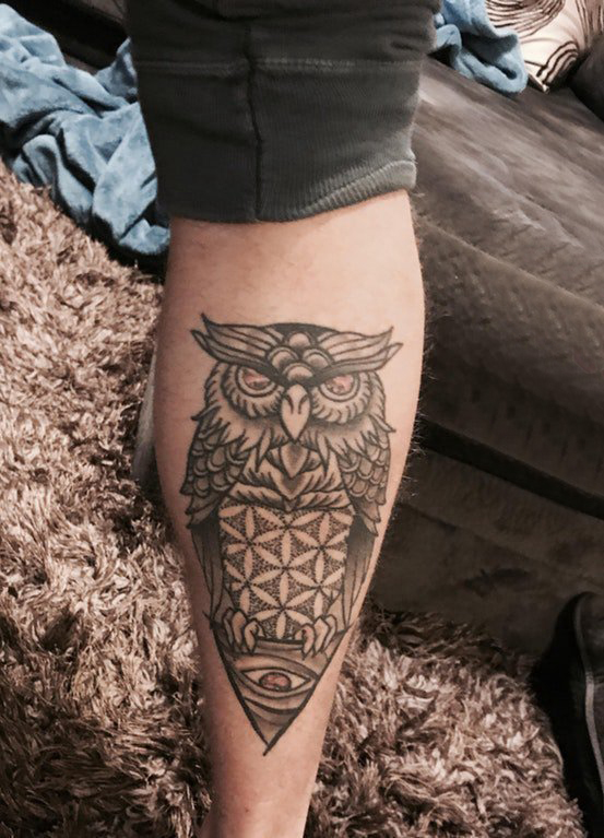 百乐动物纹身 男生小腿上黑色的猫头鹰纹身图片