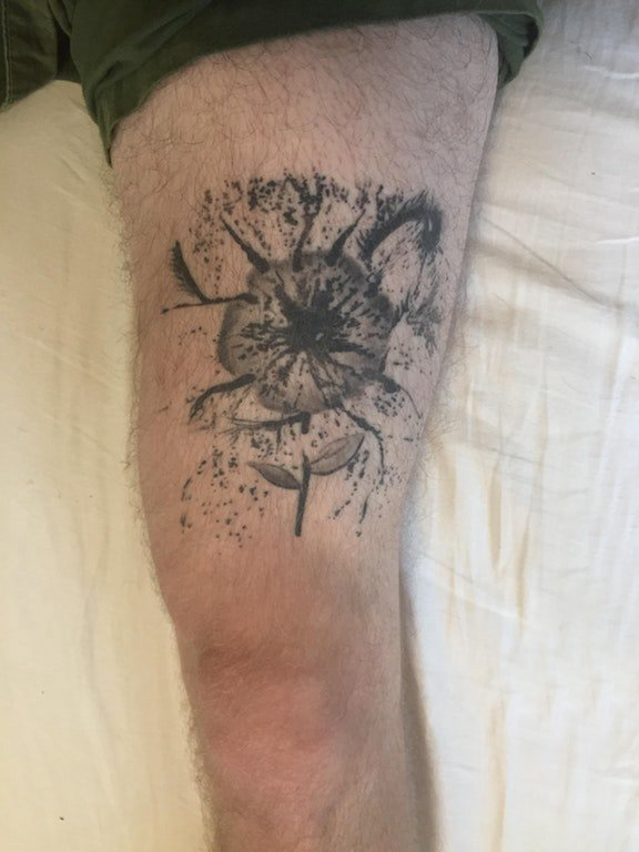 花朵纹身 男生大腿上花朵纹身图片