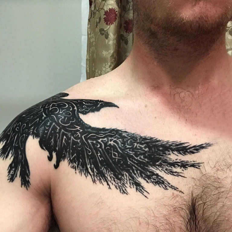 肩膀简约纹身 男生肩部黑色的乌鸦纹身图片