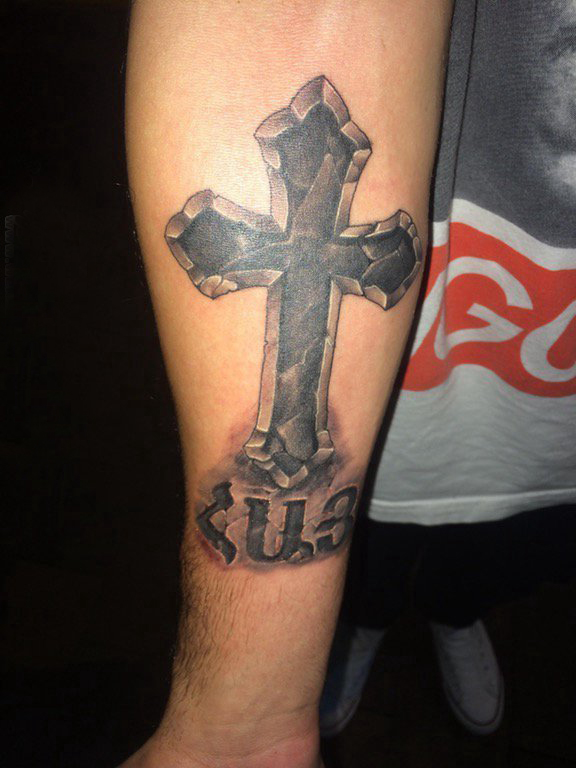 简单十字架纹身 男生手臂上简单十字架纹身图片